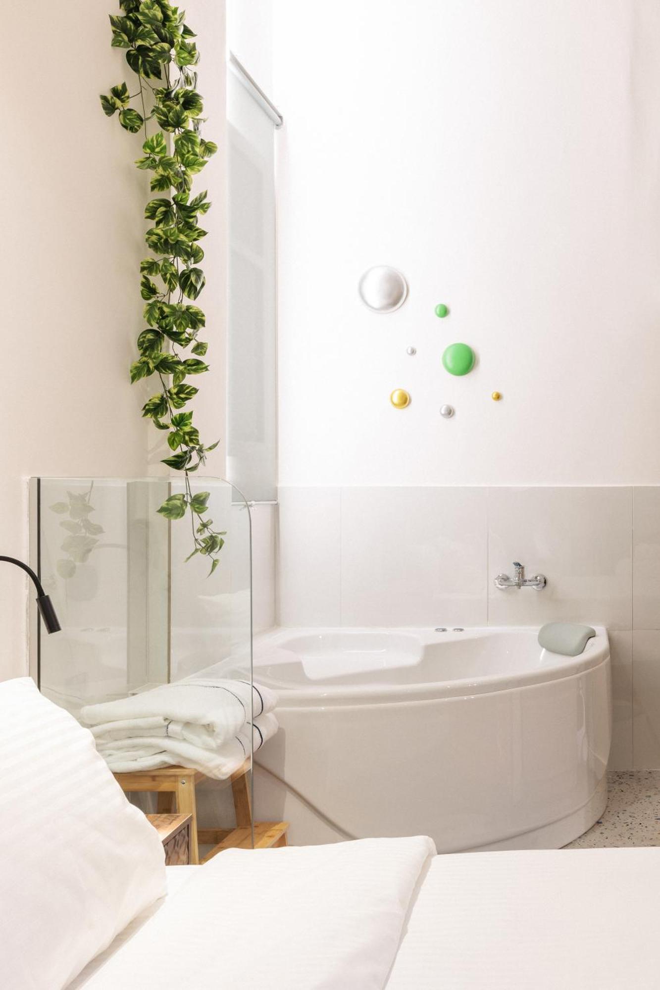 Couple-In Magical Suite With Jacuzzi Солун Екстериор снимка